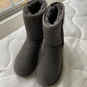 Uggs Classic Short II in Gray
